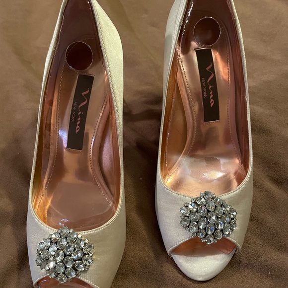 Nina Gold Open-Toed Heels with Broach Gem - Picture 5 of 6